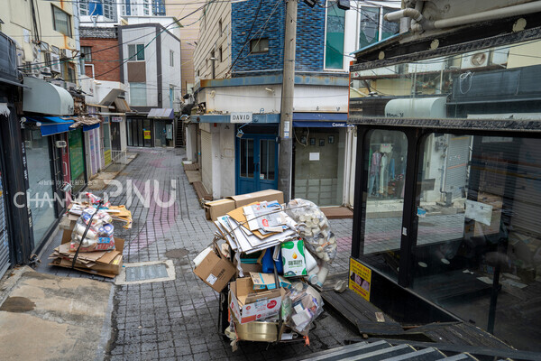 지난 5월 6일 부산대학로 보세 옷 거리의 모습. 한때 부산대학로의 상권을 이끌던 이곳에 임대 안내문과 쓰레기 리어카만이 자리를 지키고 있다. [임현규 전문기자]
