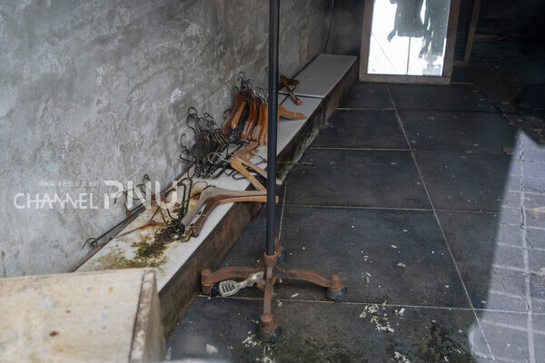 지난 5월 6일 부산대학로 보세 옷 거리의 가게에는 녹슨 행거와 옷걸이가 남아 을씨년스러운 분위기를 풍긴다. [임현규 전문기자]