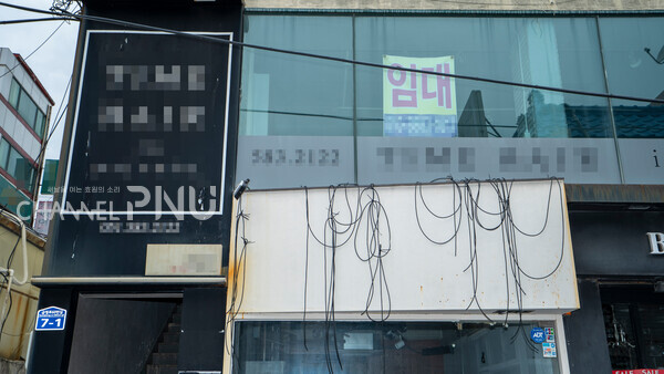 지난 5월 6일, 폐업한 가게 외부. 잘린 전선마저도 정리되지 않은 채 방치됐다. [임현규 전문기자]