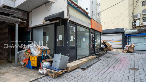 지난 5월 6일 부산대학로 골목 곳곳의 가게들이 모두 문을 닫은 채 방치됐다. [임현규 전문기자]