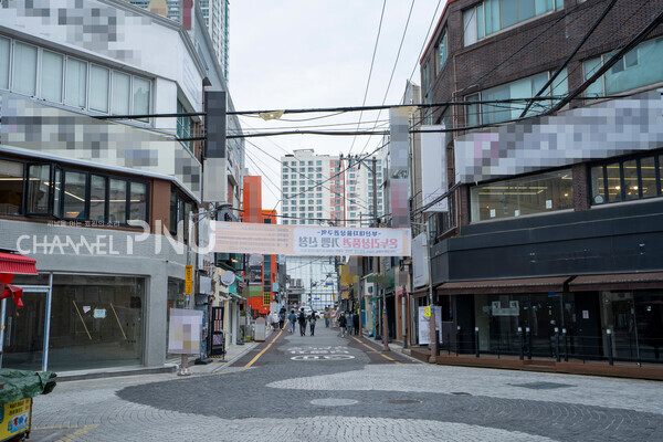 지난 5월 6일 부산도시철도 1호선 부산대역 1번 출구 인근 사거리. 임대료가 비싼 것으로 알려진 1층 상가가 공실이다. [임현규 전문기자]
