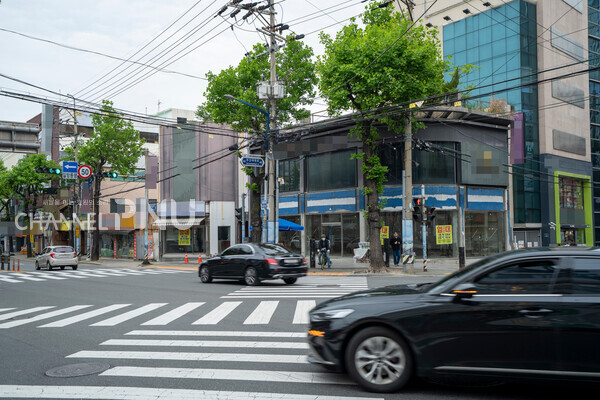 지난 6일, 우리 대학 인근 부산은행 사거리. 유동 인구가 많은 이른바 '좋은 자리'지만, 공실 상태는 여전하다. [임현규 전문기자]