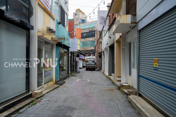 지난 5월 6일 부산대학로에서 타로 카페와 옷 가게로 가득했던 거리의 상점 대부분은 문을 닫았다. [임현규 전문기자]