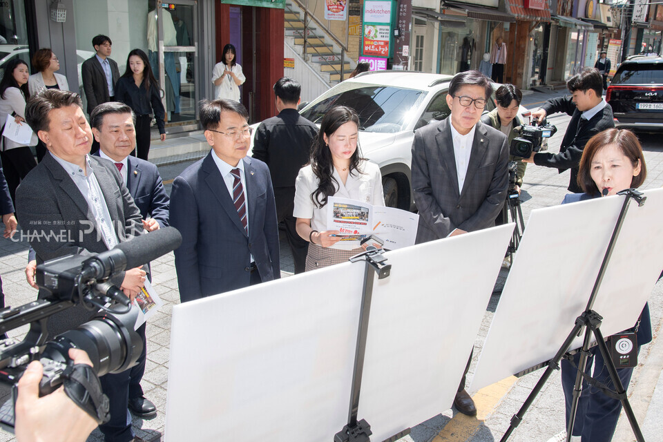지난 4월 30일 박형준 부산시장이 부산대학로 상권을 방문해 현장을 둘러보고 있다. [출처: 금정구 홈페이지]
