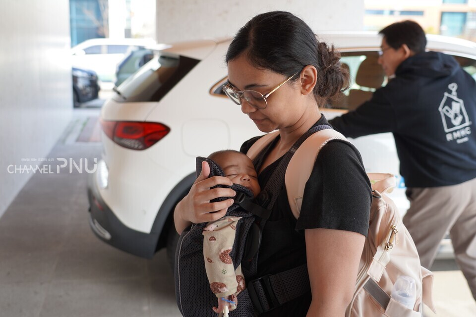 A family from South Africa staying at RMHC, pictured before heading to the children's hospital for treatment. [Hwang Ju-Won, Reporter]