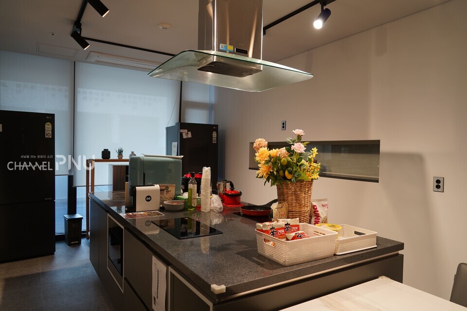 The shared kitchen on the first floor of RMHC. There are two rooms on the first floor, and the two families use the shared kitchen together. [Hwang Ju-Won, Reporter]