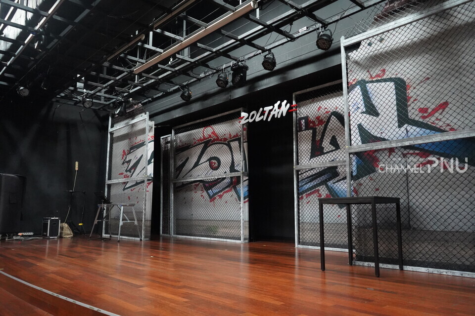 The stage of the small theater at Hyowon Cultural Center (NC Department Store's PNU Branch) on April 8th, 2025. [Hwang Ju-Won, Reporter]