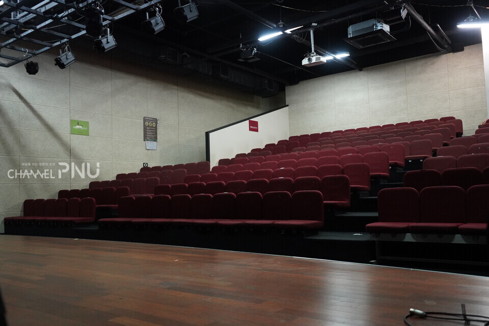 The audience seats of the small theater at Hyowon Cultural Center (NC Department Store's PNU Branch) on April 8th, 2025. It has a seating capacity of 180 adults. [Hwang Ju-Won, Reporter]