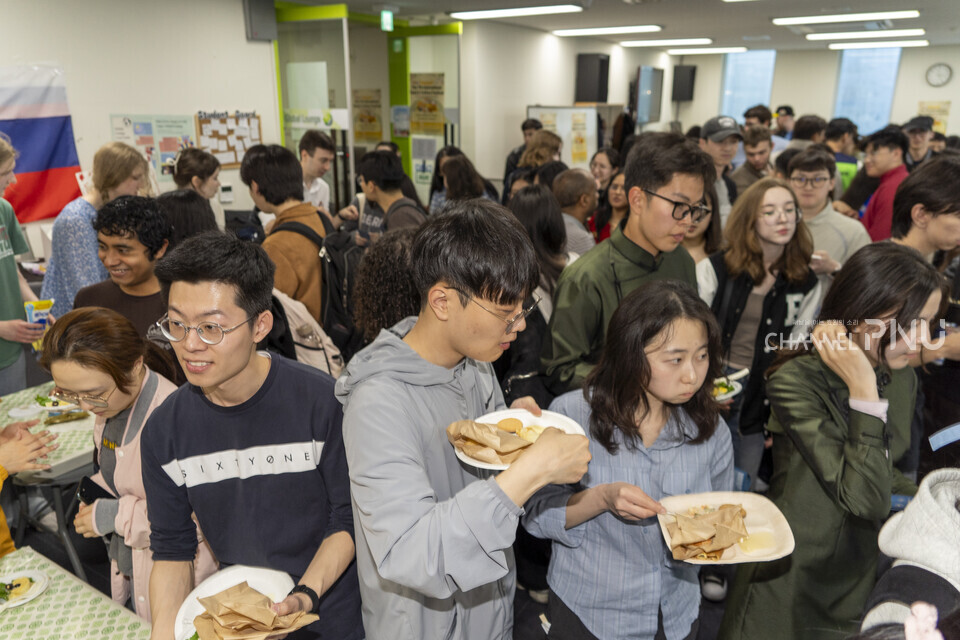 행사가 시작된지  30분도 채 지나지 않았으나 행사장은 인파로 북적였다. [임현규 전문기자]