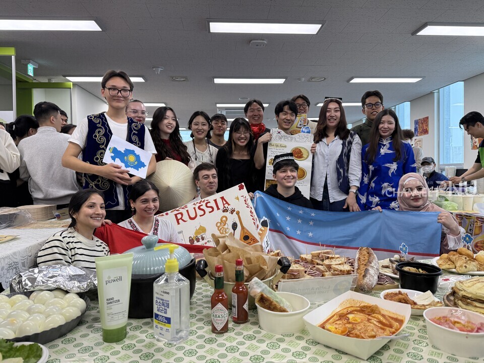 부스를 운영하는 유학생들이 행사가 시작되기 전 모여서 단체 사진을 찍고 있다. [임현규 전문기자]