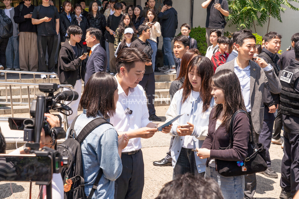 오늘(14일) 우리 대학 금정회관 앞에서 이준석 대선 후보가 학생과 사진을 촬영하고 있다. [조승완 부대신문 국장]
