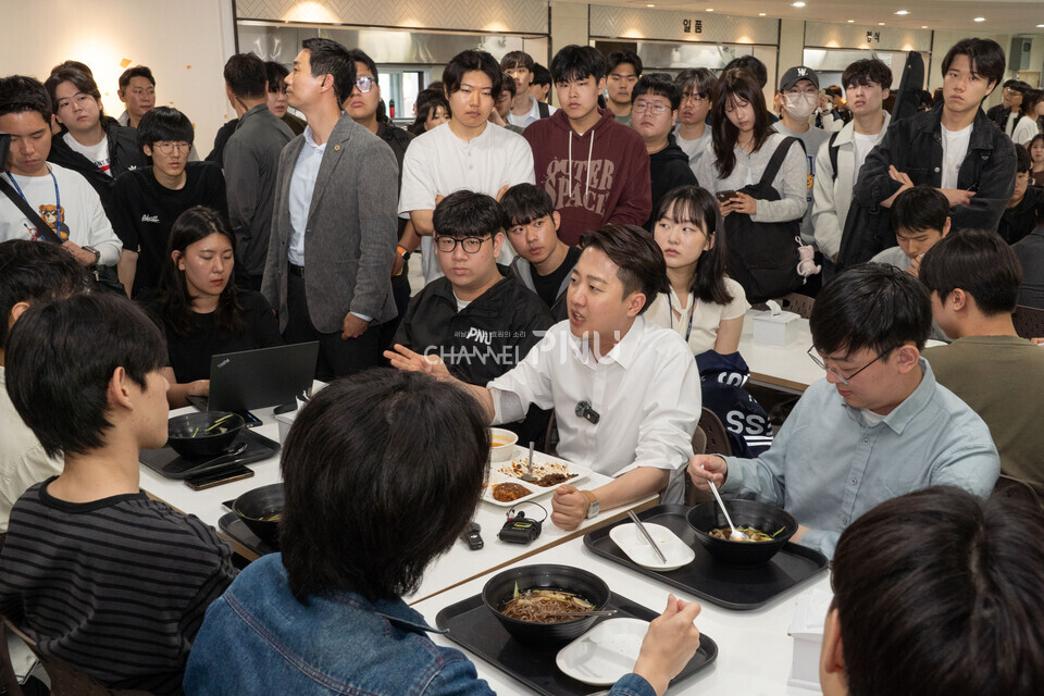 오늘(14일) 우리 대학 금정회관에서 이준석 대선 후보가 학생과 대화를 나누고 있다. [조승완 부대신문 국장]