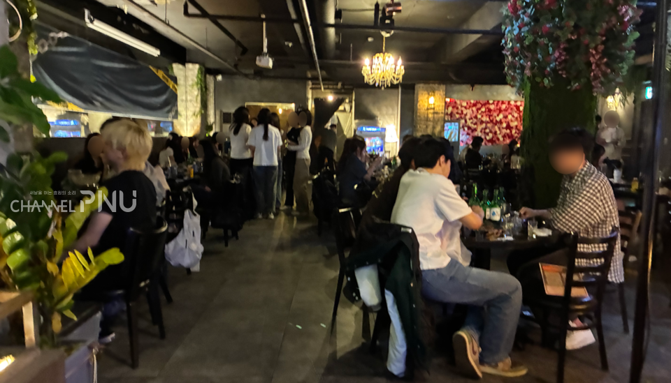 일일호프를 진행하고 있는 모습(현수막 일부 모자이크 처리). [취재원 제공]