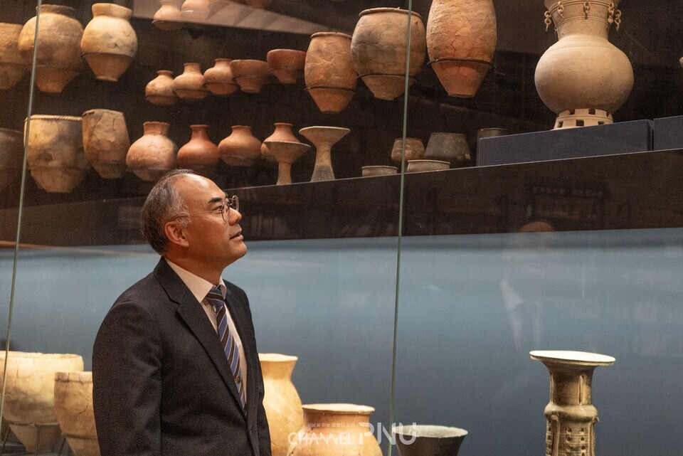 지난 5월 15일 국립진주박물관에 전시된 토기를 바라보는 장용준 관장의 모습 [황주원 기자]