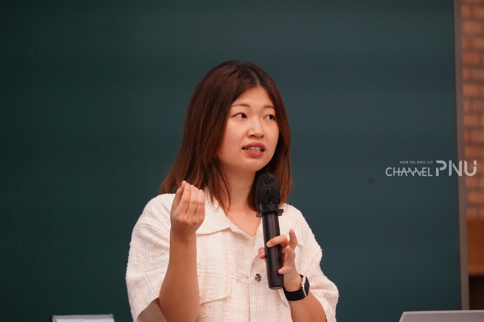 지난 5월 21일 우리 대학 새벽벌도서관 새벽마루에서 저자와의 만남를 진행한 김초엽 작가.[류해주 기자]