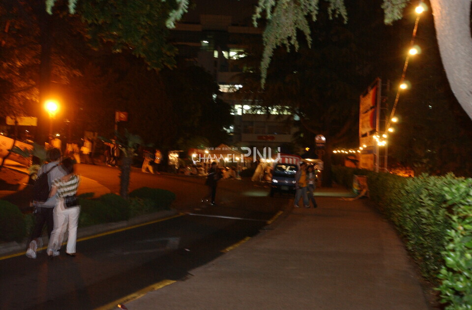 2003년 5월 대동제 당시 문창회관 인근에는 주막이 거리를 가득 메웠다. [채널PNU DB]