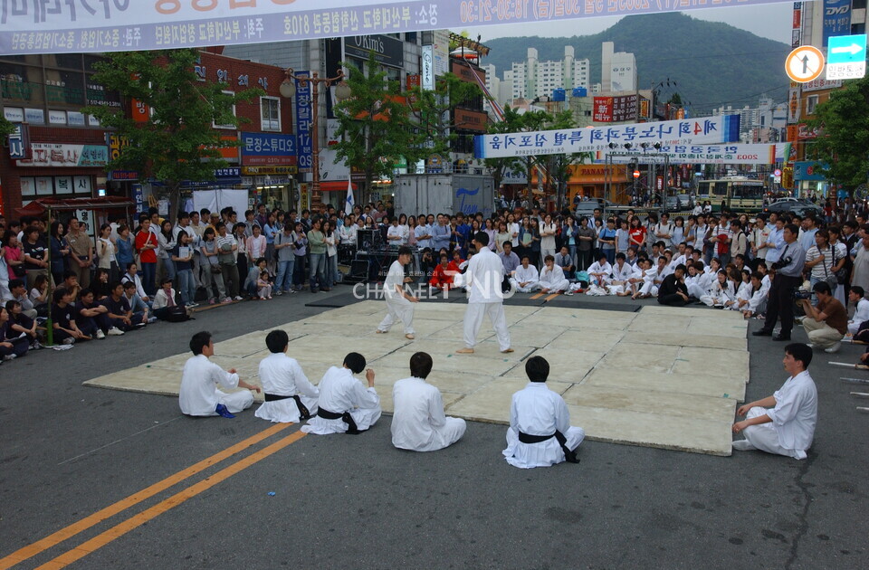 2003년 새벽벌 대동제 당시 정문 앞에서 무술 동아리가 시연을 보이고 있다. [채널PNU DB]