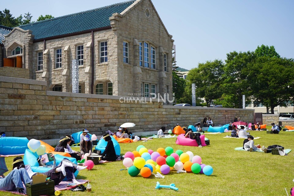 지난 5월 27일 우리 대학 박물관 앞 새벽뜰에서 열린 피크북 행사. [김소영 기자]