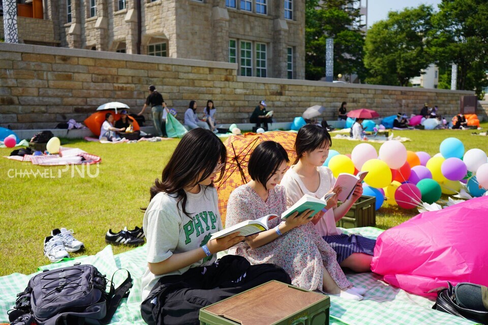 지난 5월 27일 우리 대학 박물관 앞 새벽뜰에서 학생들이 책을 읽고 있다. [김소영 기자]