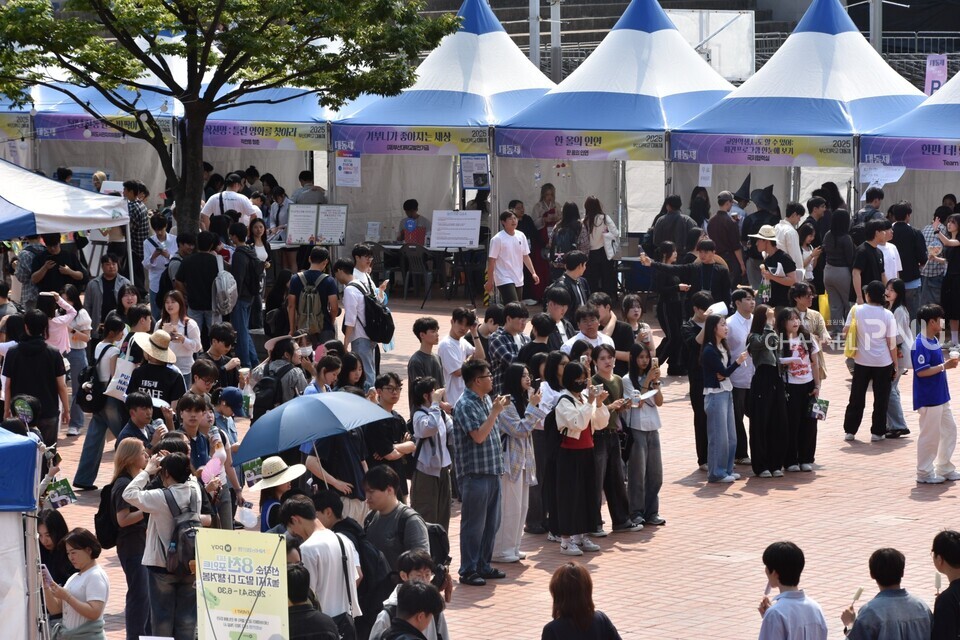 지난 5월 29일 시월광장 넉넉한 터 간이무대에서 열린 '피긴어게인' 무대를 보기 위해 모인 학생들. [임승하 기자]