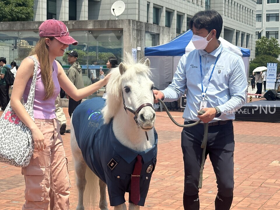 지난 5월 29일 우리 대학을 방문한 부산시 자치경찰위원회 마스코트 '겨울이'와 사진을 찍는 학생. [정수빈 보도부장]