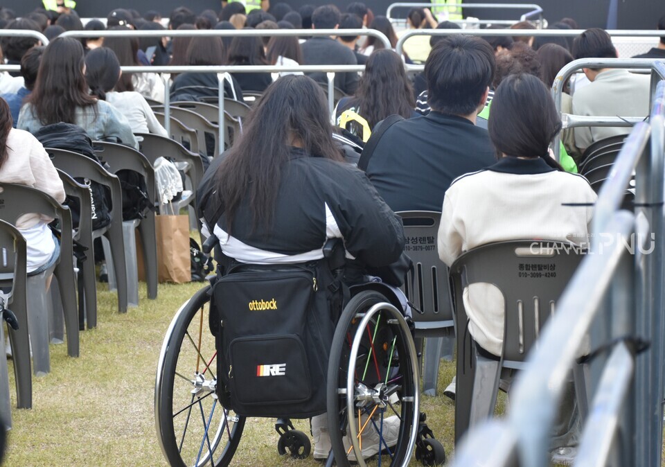 지난 5월 29일 우리 대학 대동제 힐링 콘서트를 보기 위해 휠체어를 타고 참석한 관람객. [정수빈 기자]