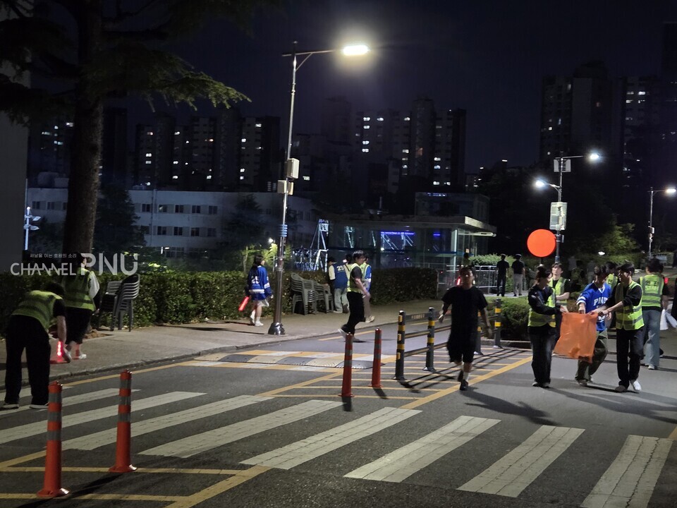 지난 5월 30일 오후 8시 TF 등이 관객 안전을 위해 테이블을 치우고 있다. [조승완 부대신문 국장]