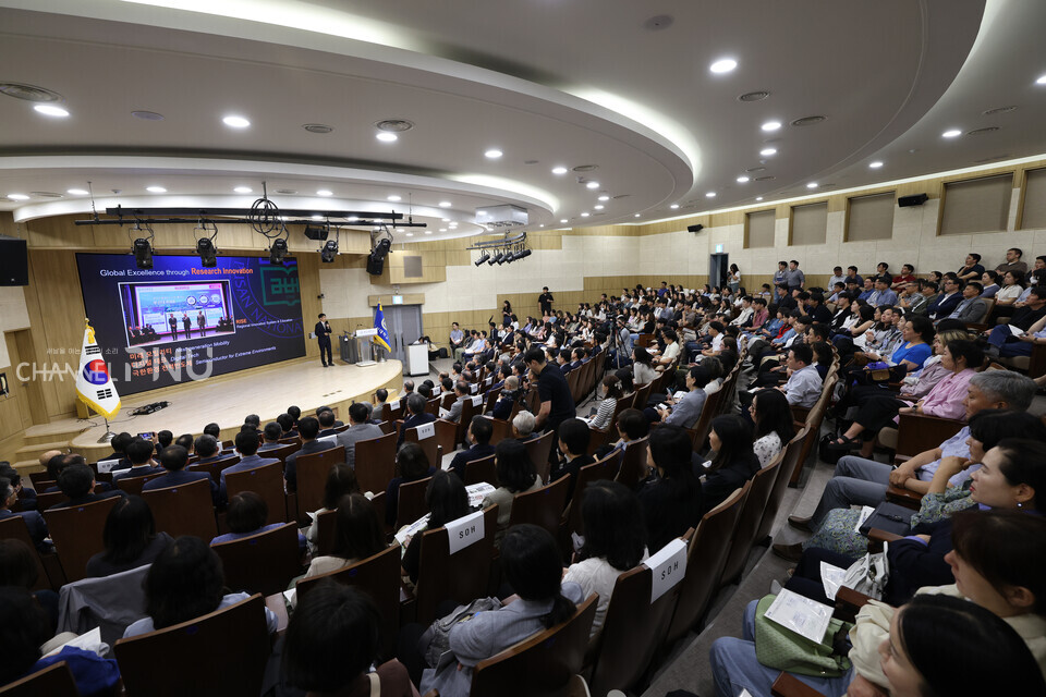 지난 6일 우리 대학 대학본부 대강당에서 이창환 국제처장이 비전 발표를 위해 강단에 섰다. [출처: 부산대 홍보실] 