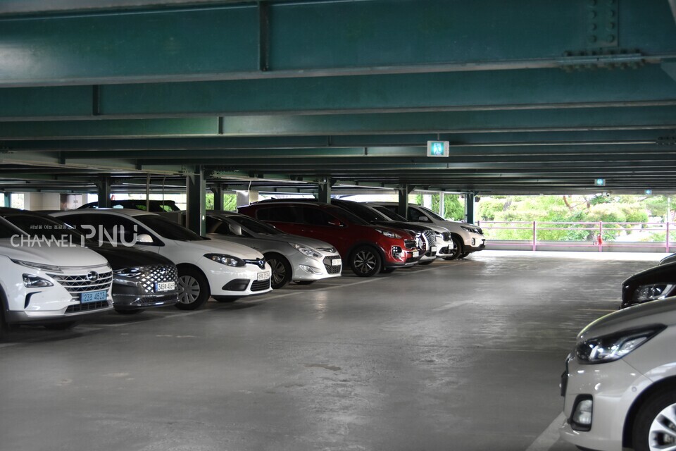 On May 27th, 2025, at 2pm, in the steel-frame parking lot on the Busan campus. Except for the designated disabled spots, the lot was full. [Lee Bo-Young, Reporter]