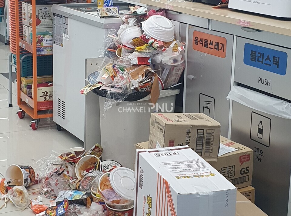 Trash bins overflowing at the convenience store around 6am on May 26th. [Source: Provided by Interviewee]