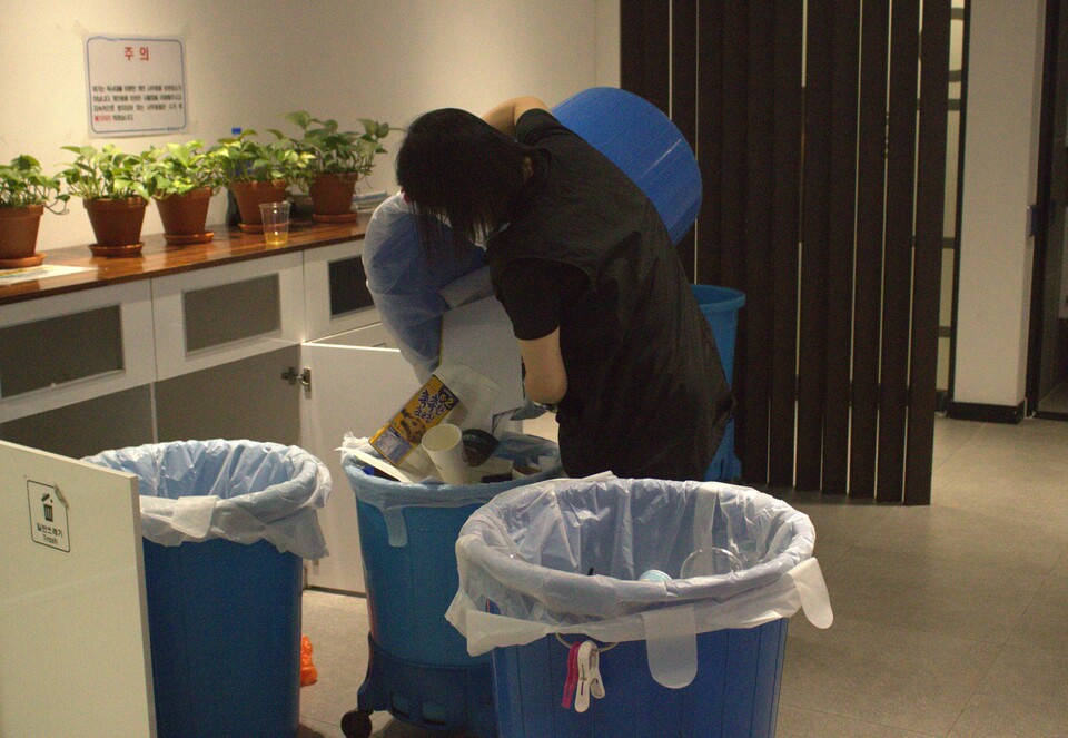 A janitor emptying trash on the 2nd floor of Saebyeokbeol Library on May 26th. [Jeon Ha-Eun, Reporter]