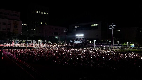 지난 5월 30일 우리 대학 대동제 공연에서 휴대폰 플래시를 켠 채 공연을 즐기는 학생들. [조승완 부대신문 국장]