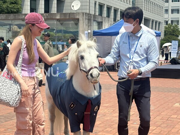 지난 5월 29일 우리 대학을 방문한 부산시 자치경찰위원회 마스코트 '겨울이'와 사진을 찍으며 즐거워하는 학생들의 모습. [정수빈 보도부장]