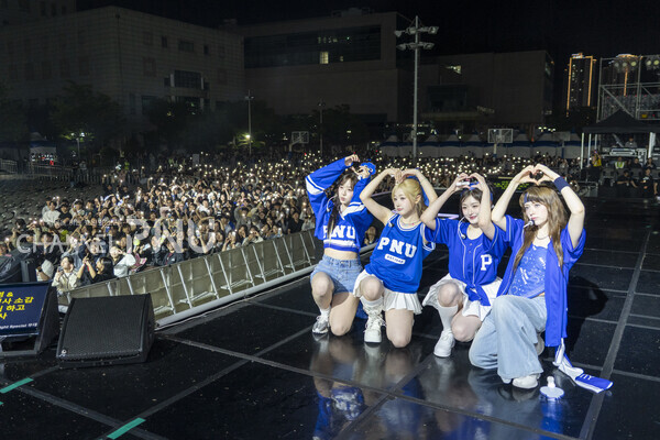 지난 5월 29일 우리 대학 대동제 무대에 선 아이돌 그룹 피프티 피프티. [임현규 전문기자]