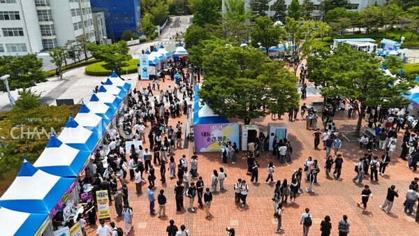 지난 5월 28일 시월광장 넉넉한 터는 대동제 부스를 즐기려는 사람들로 가득 찼다. [임현규 전문기자]