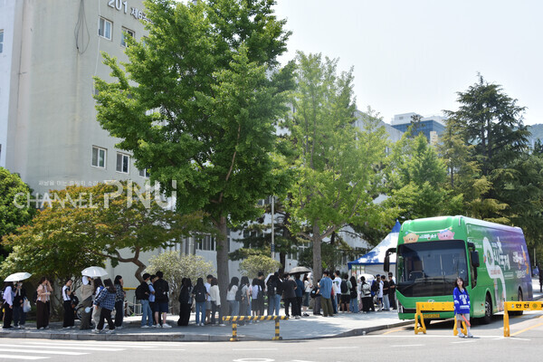 지난 5월 29일 우리 대학에 찾아온 '대전 영시축제 대전빵차'에 많은 인파가 몰렸다. [임승하 기자]