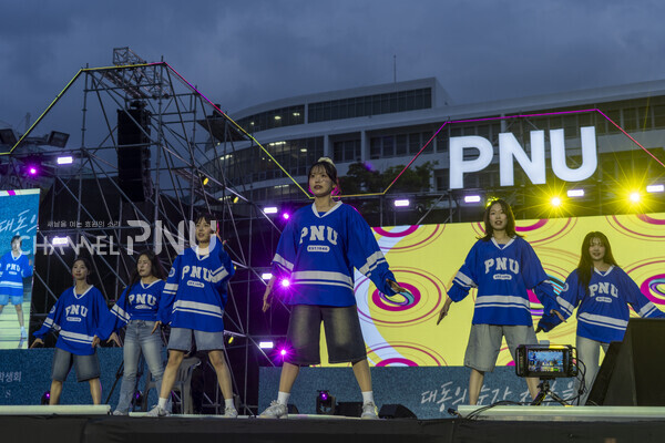 지난 5월 29일 우리 대학 응원단 '피날레'가 대동제 무대에서 공연을 하고 있다. [임현규 전문기자]