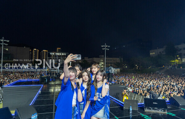 지난 5월 28일 아이돌 그룹 리센느가 대동제 무대를 마치고 학생들과 사진을 찍고 있다. [임현규 전문기자]