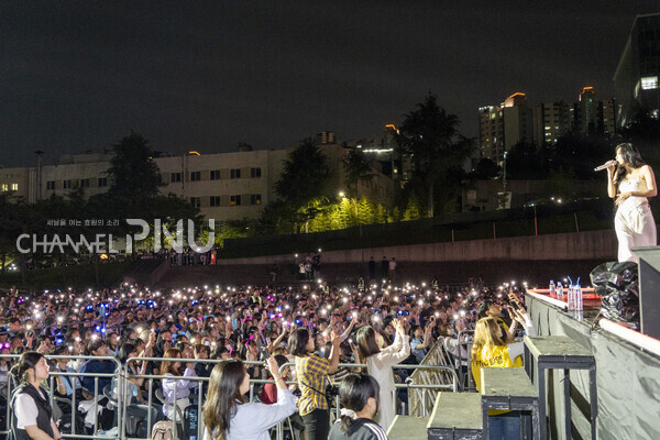지난 5월 28일 우리 대학 학생들이 휴대폰 플래시와 함께 래퍼 이영지의 무대를 즐기고 있다. [임현규 전문기자]