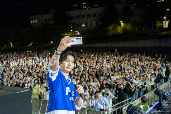 지난 5월 29일 가수 이창섭이 대동제를 관람한 학생들과 사진을 찍고 있다. [임현규 전문기자]