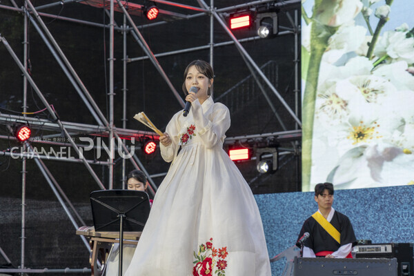 우리 대학 한국음악학과 학생들이 뉴 아리랑을 부르고 있다. [임현규 전문기자]