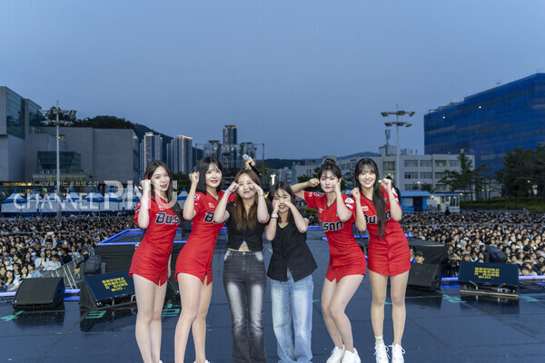 지난 5월 29일 롯데 자이언츠 치어리더와 우리 대학 학생이 사진을 찍고 있다. [임현규 전문기자]