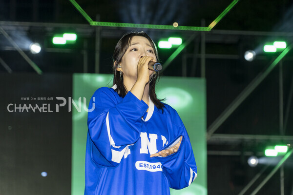 지난 5월 30일 가수 윤하가 우리 대학 대동제를 찾아 공연을 펼쳤다. [임현규 전문기자]