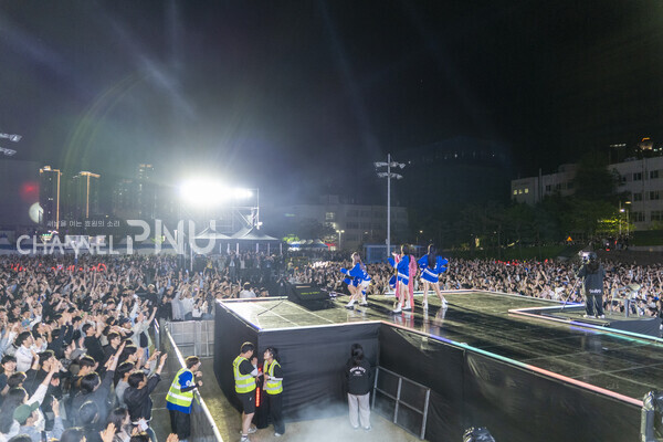 지난 5월 30일 우리 대학에서 열린 가수 김연자의 공연에 학생들이 어우러져 함께 즐거운 시간을 보내고 있다. [임현규 전문기자]