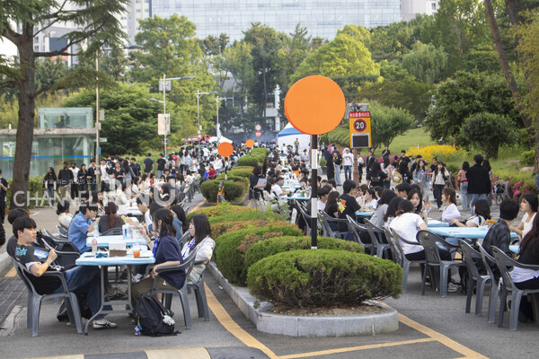 지난 5월 28일 우리 대학 학생들이 대동제 푸드트럭에서 음식을 먹으며 축제를 즐기고 있다. [전하은 기자]
