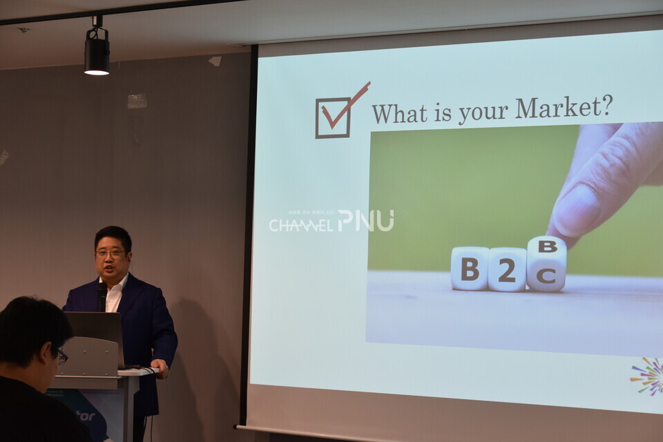 지난 19일 부산정보산업진흥원 ICT COA에서 (주)스파크랩 김호민 대표가 '스타트업 투자유치 로드맵'을 주제로 강연하고 있다. [임승하 기자]