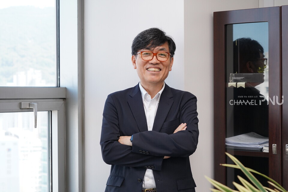 지난 8월 21일 부산광역시청 총괄건축가 사무실에서 만난 우리 대학 우신구(건축학) 교수. [조승완 전문기자]