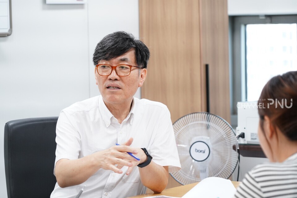 지난 8월 21일 부산광역시청 내 총괄건축가 사무실에서 회의하고 있는 우리 대학 우신구(건축학) 교수. [조승완 전문기자]