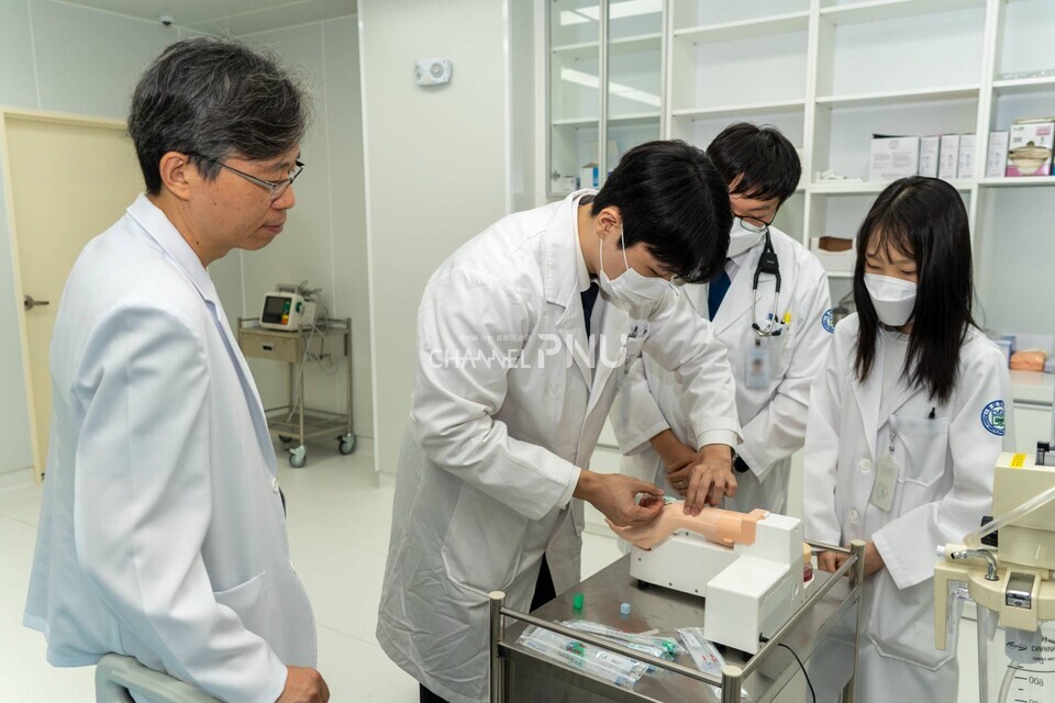 지난 8월 29일 우리 대학 아미캠퍼스 글로컬임상실증센터에서 의과대학 의학과 3학년 학생들이 실습수업에 참여하고 있다. [임현규 전문기자]