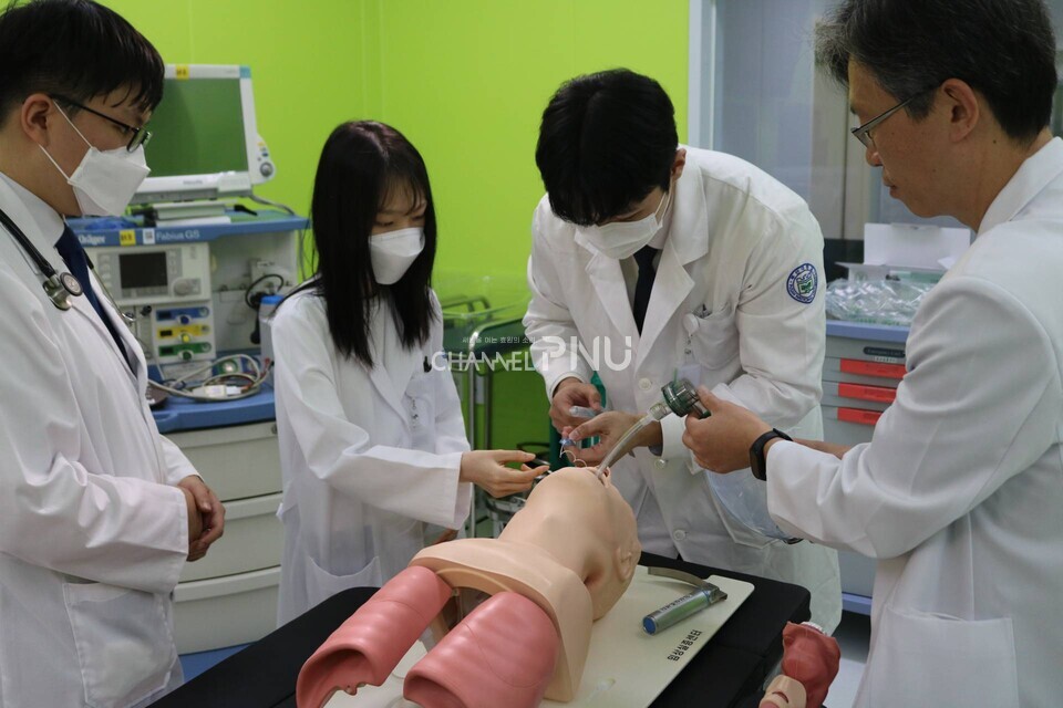 지난 8월 29일 우리 대학 아미캠퍼스 글로컬임상실증센터에서 의과대학 의학과 3학년 학생들이 실습수업에 참여하고 있다. [김소영 보도부장]